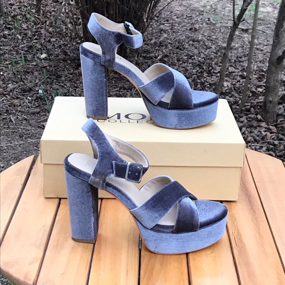 The Mode Collective☀️The Podium Sandal in charcoal - Picture 3 of 9